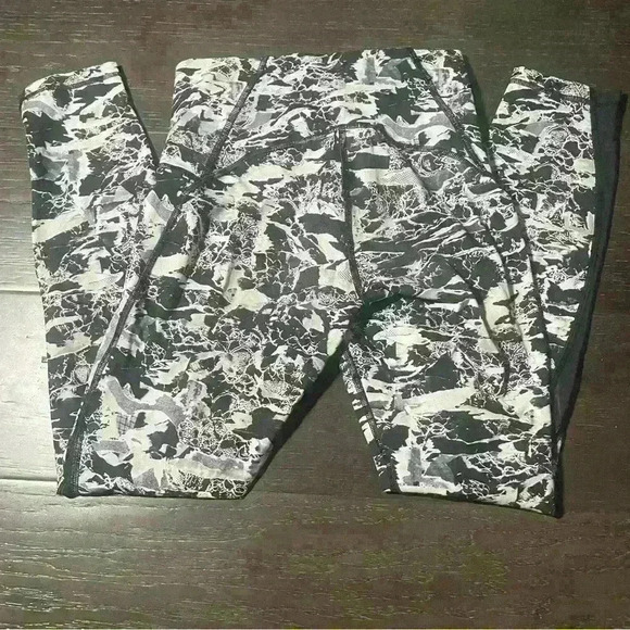 Lululemon Train Times 7/8  Pant (25" )
Interlaced Starlight Black / Black - Picture 10 of 10